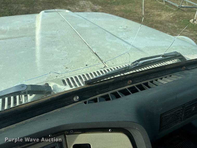 image for item EE7643 1994 Ford L9000 semi truck