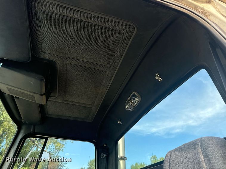 image for item EE7643 1994 Ford L9000 semi truck