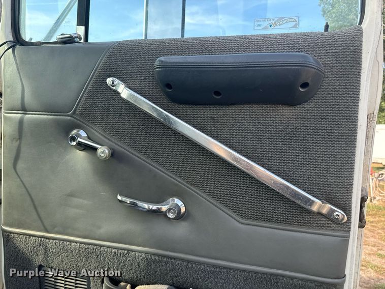 image for item EE7643 1994 Ford L9000 semi truck