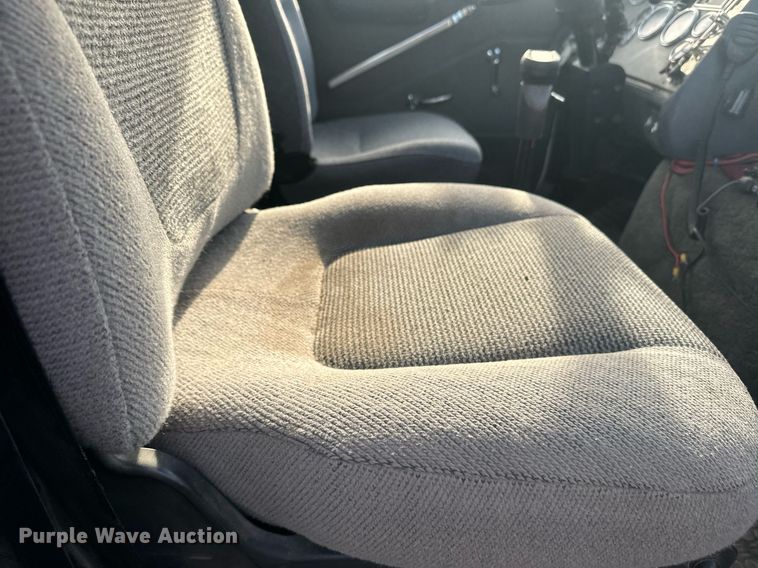 image for item EE7643 1994 Ford L9000 semi truck