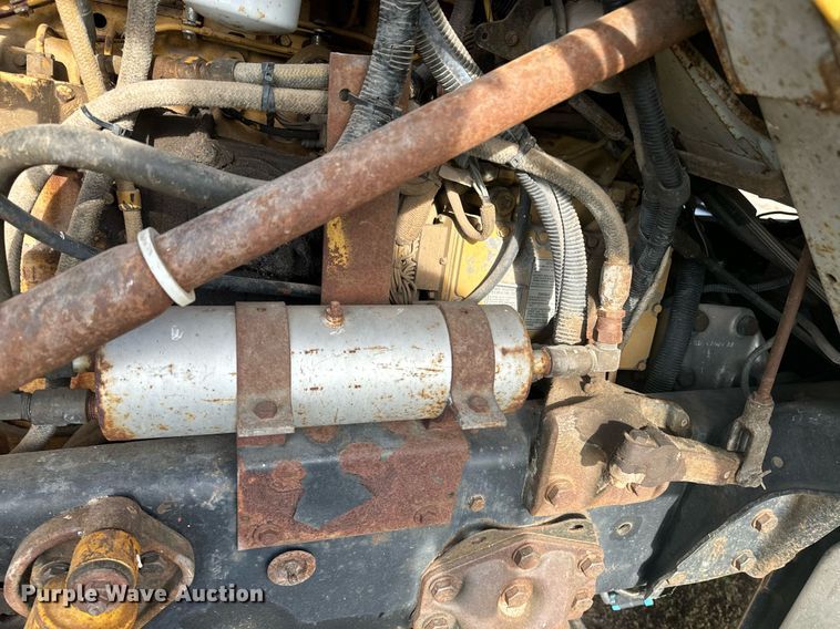 image for item EE7643 1994 Ford L9000 semi truck