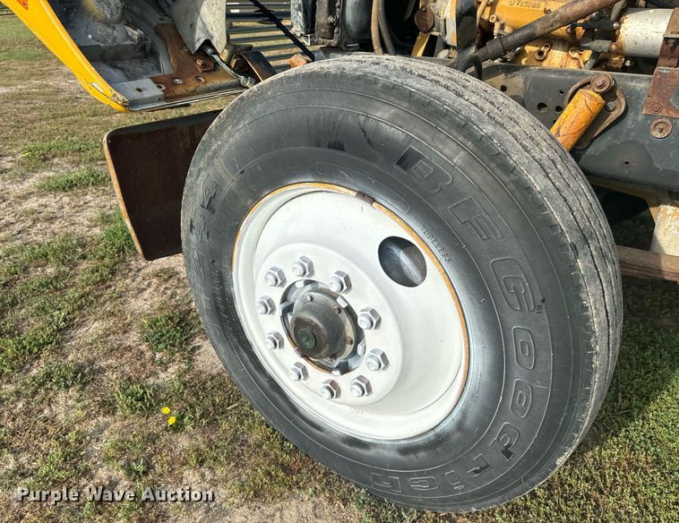 image for item EE7643 1994 Ford L9000 semi truck