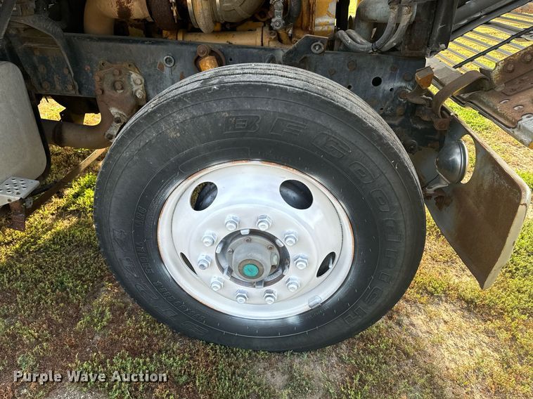 image for item EE7643 1994 Ford L9000 semi truck