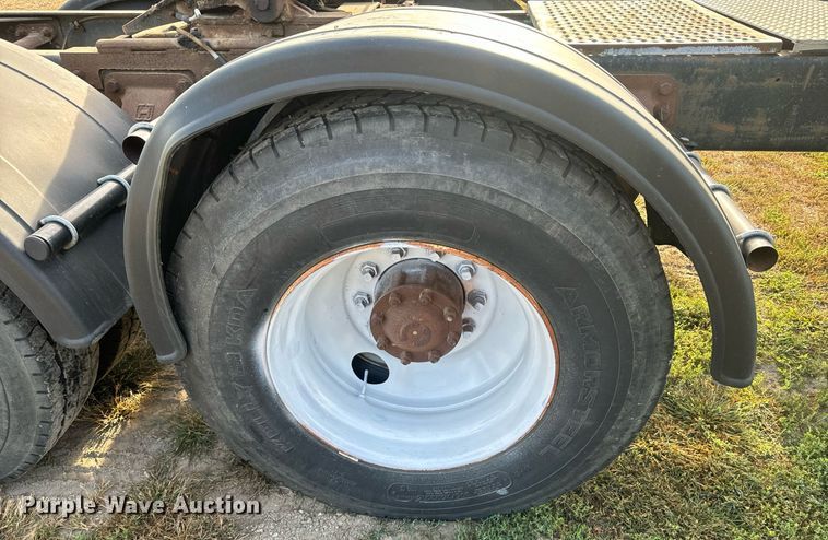 image for item EE7643 1994 Ford L9000 semi truck