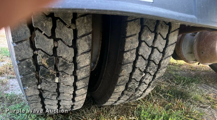 image for item EE7643 1994 Ford L9000 semi truck