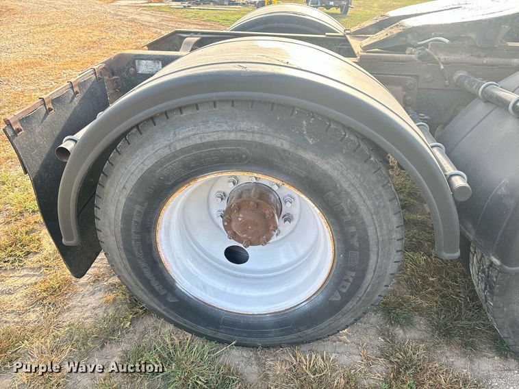 image for item EE7643 1994 Ford L9000 semi truck