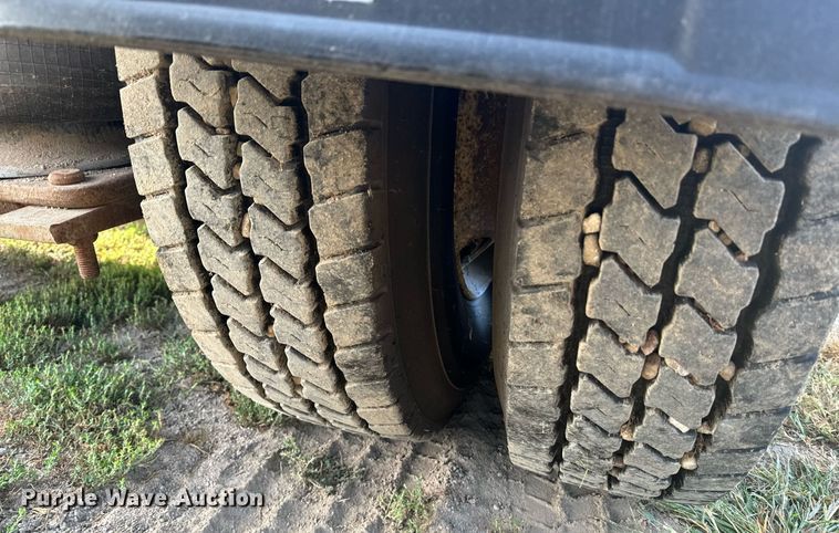 image for item EE7643 1994 Ford L9000 semi truck