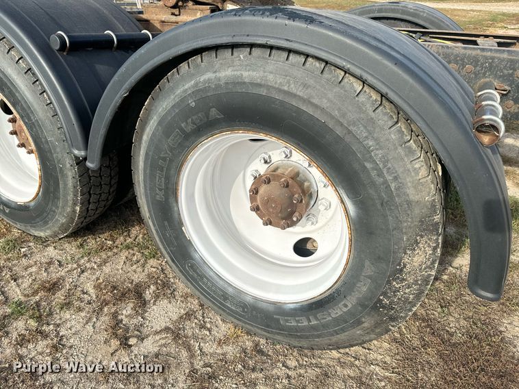 image for item EE7643 1994 Ford L9000 semi truck