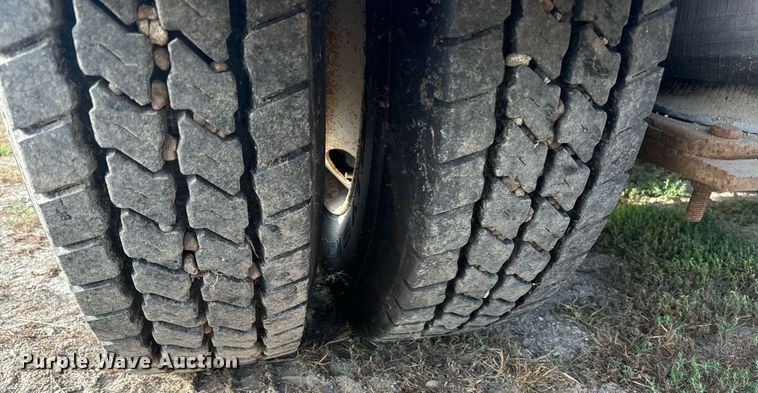 image for item EE7643 1994 Ford L9000 semi truck