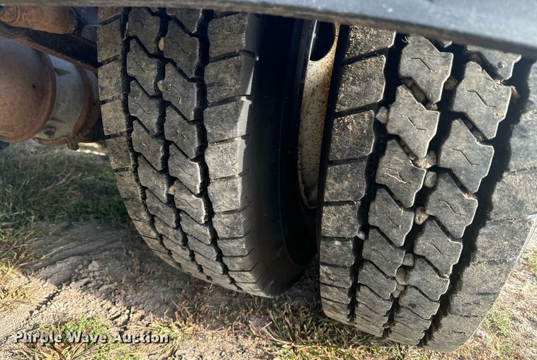 image for item EE7643 1994 Ford L9000 semi truck