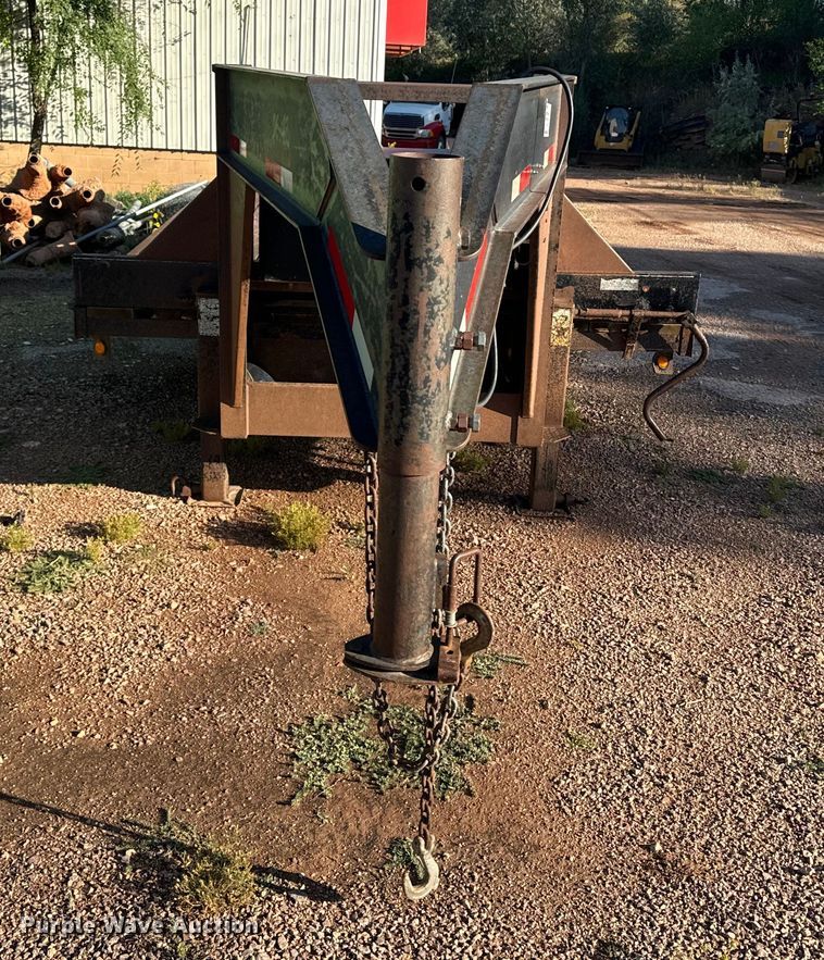 image for item EE7663 2000 Titan equipment trailer