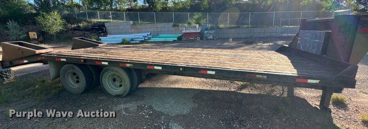 image for item EE7663 2000 Titan equipment trailer