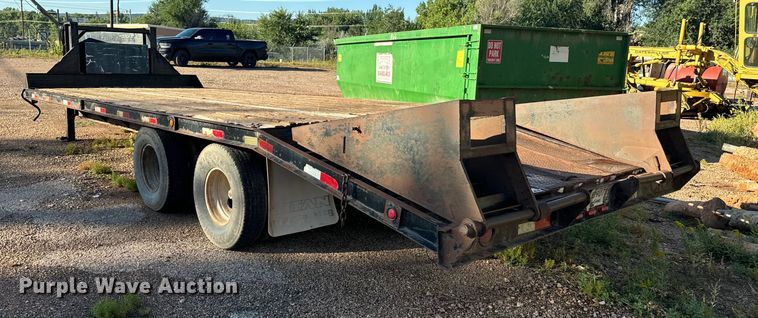 image for item EE7663 2000 Titan equipment trailer