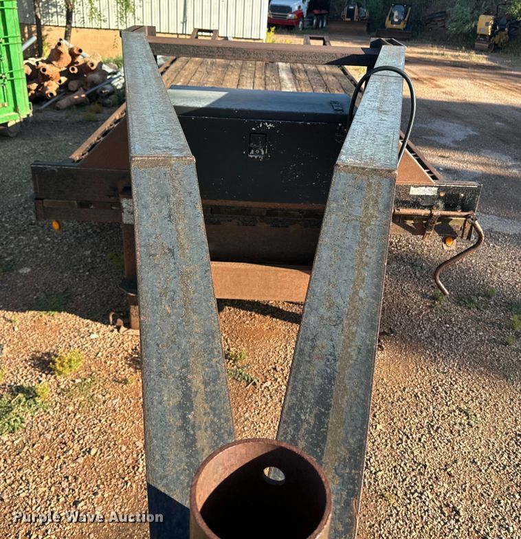 image for item EE7663 2000 Titan equipment trailer