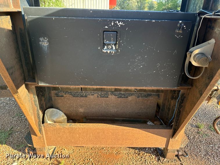 image for item EE7663 2000 Titan equipment trailer