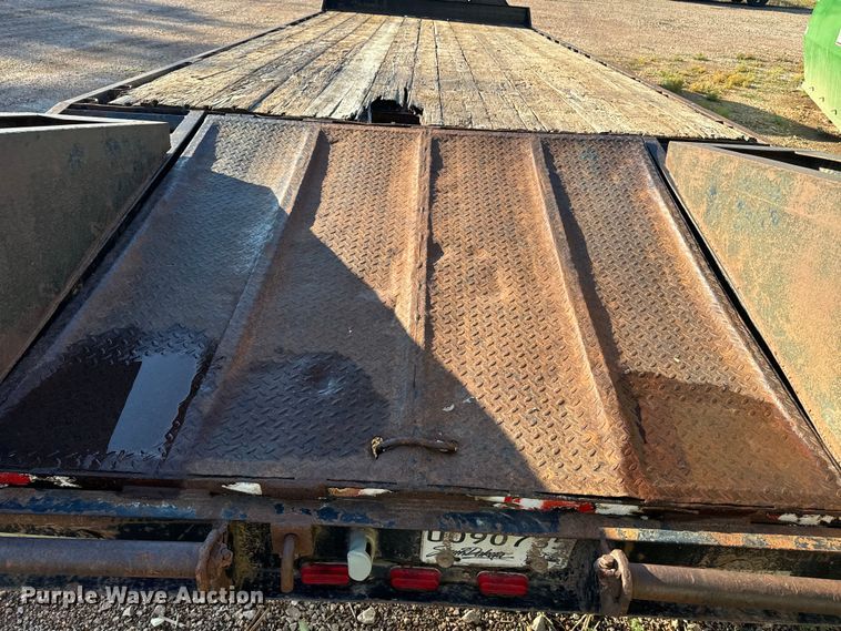 image for item EE7663 2000 Titan equipment trailer