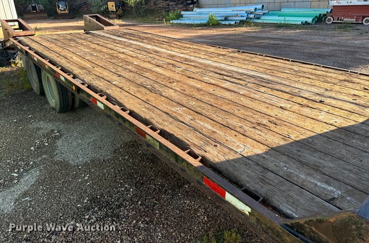 image for item EE7663 2000 Titan equipment trailer