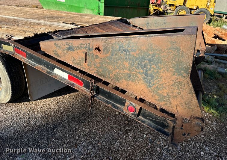 image for item EE7663 2000 Titan equipment trailer