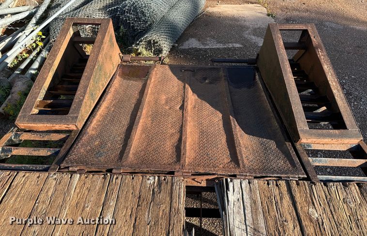 image for item EE7663 2000 Titan equipment trailer