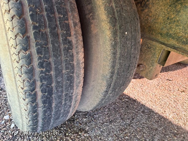 image for item EE7663 2000 Titan equipment trailer