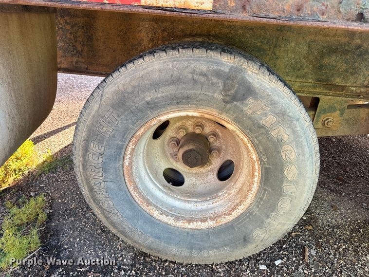 image for item EE7663 2000 Titan equipment trailer