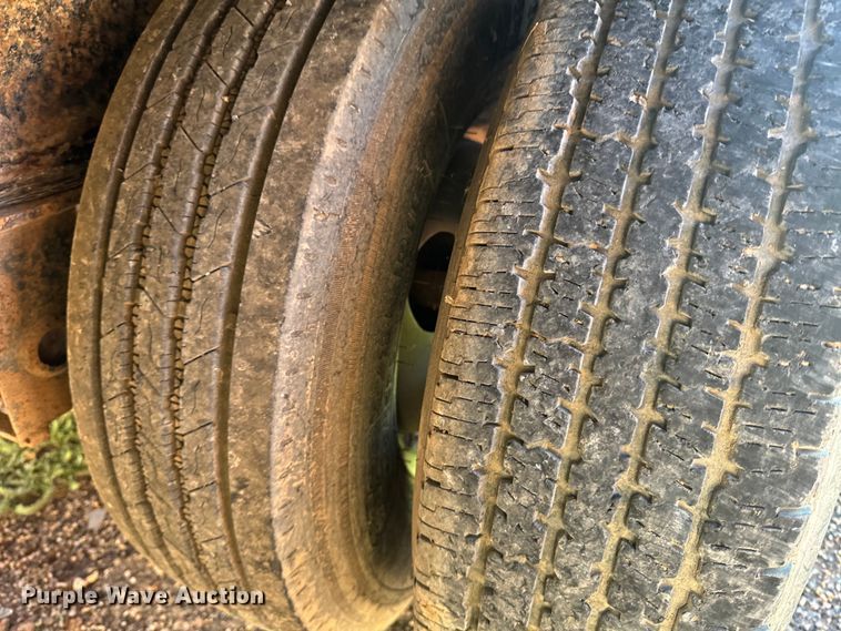 image for item EE7663 2000 Titan equipment trailer