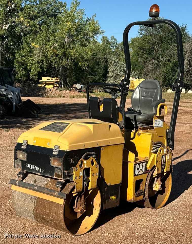 image for item EE7667 2006 Caterpillar CB-114 double drum vibratory roller