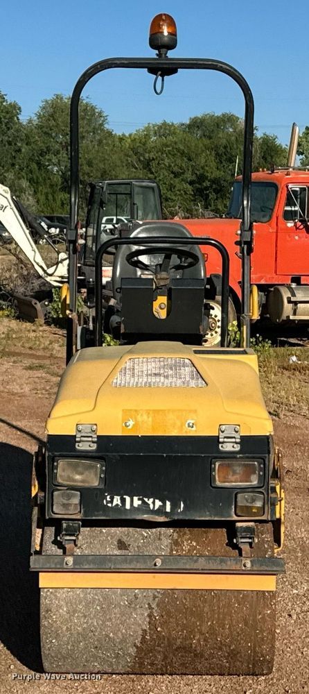 image for item EE7667 2006 Caterpillar CB-114 double drum vibratory roller