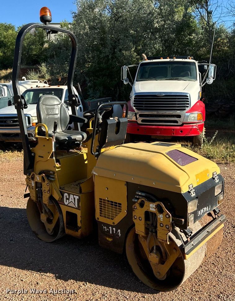 image for item EE7667 2006 Caterpillar CB-114 double drum vibratory roller