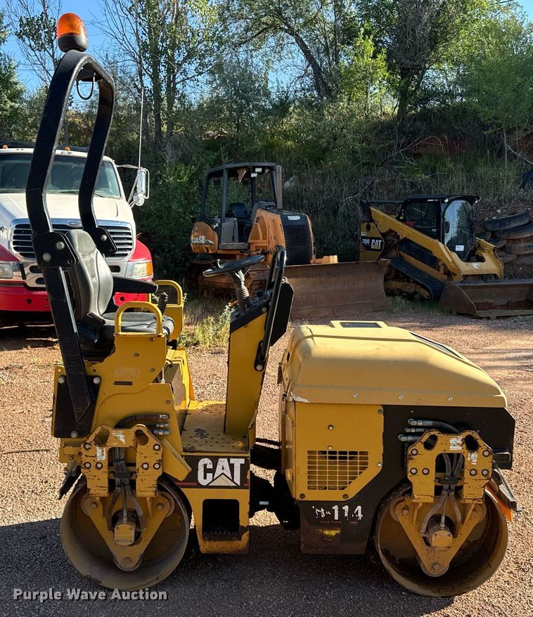 image for item EE7667 2006 Caterpillar CB-114 double drum vibratory roller