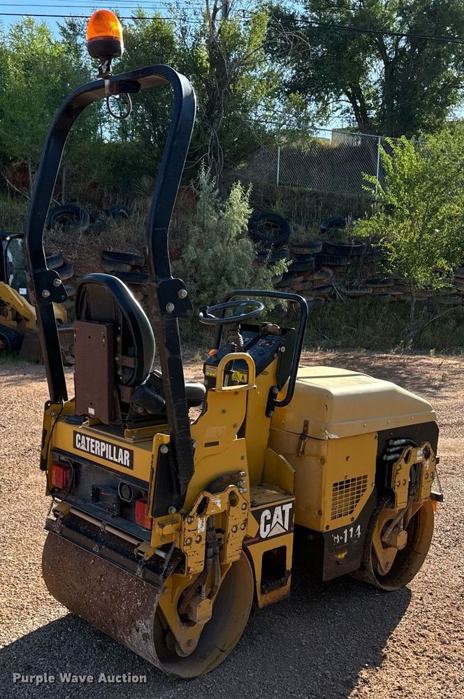 image for item EE7667 2006 Caterpillar CB-114 double drum vibratory roller