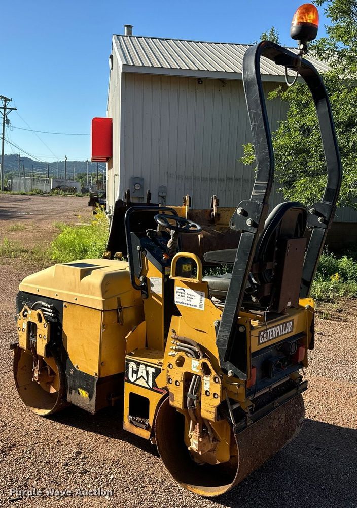 image for item EE7667 2006 Caterpillar CB-114 double drum vibratory roller