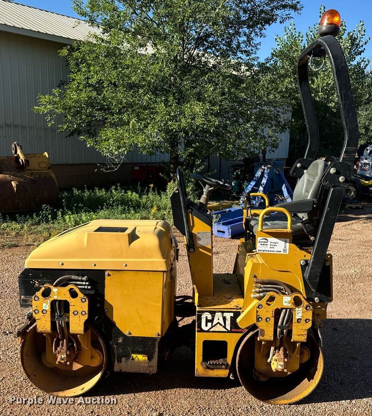 image for item EE7667 2006 Caterpillar CB-114 double drum vibratory roller