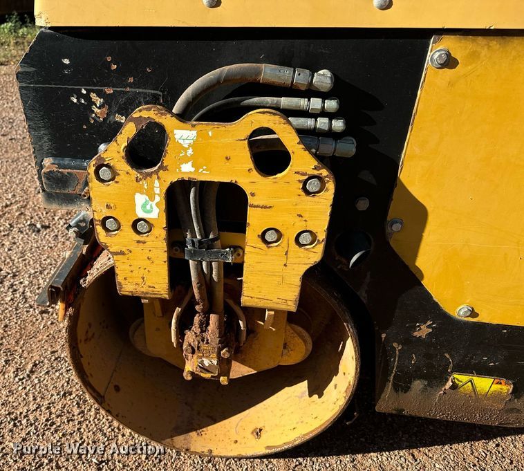 image for item EE7667 2006 Caterpillar CB-114 double drum vibratory roller