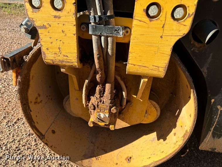 image for item EE7667 2006 Caterpillar CB-114 double drum vibratory roller