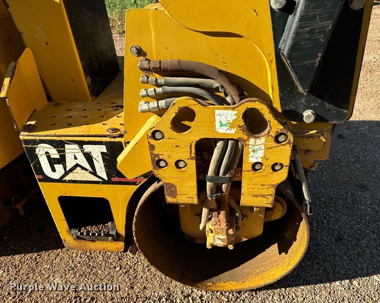 image for item EE7667 2006 Caterpillar CB-114 double drum vibratory roller