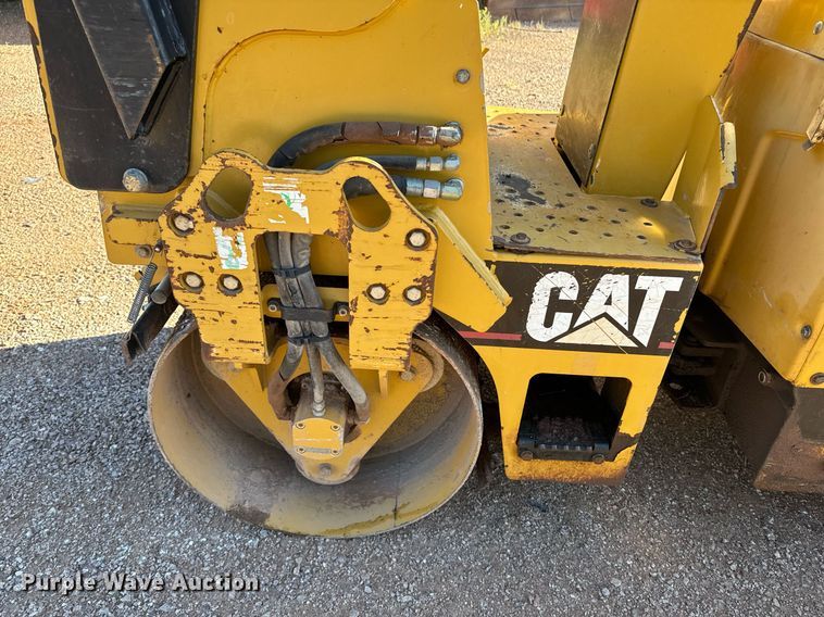 image for item EE7667 2006 Caterpillar CB-114 double drum vibratory roller