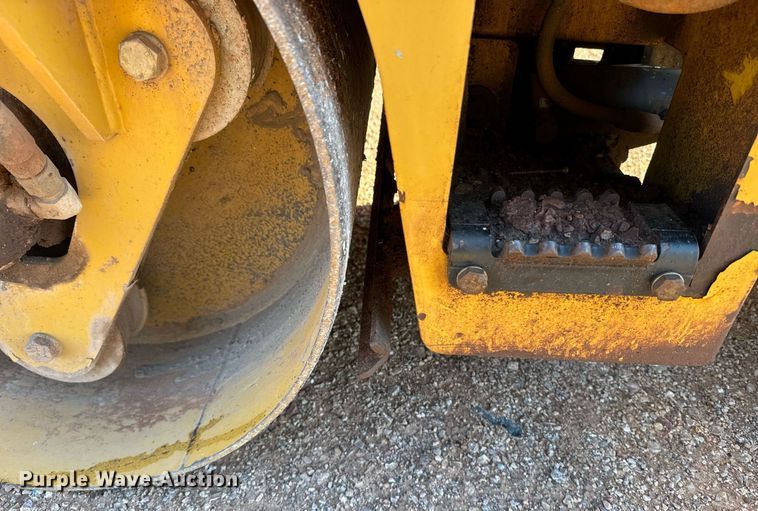 image for item EE7667 2006 Caterpillar CB-114 double drum vibratory roller