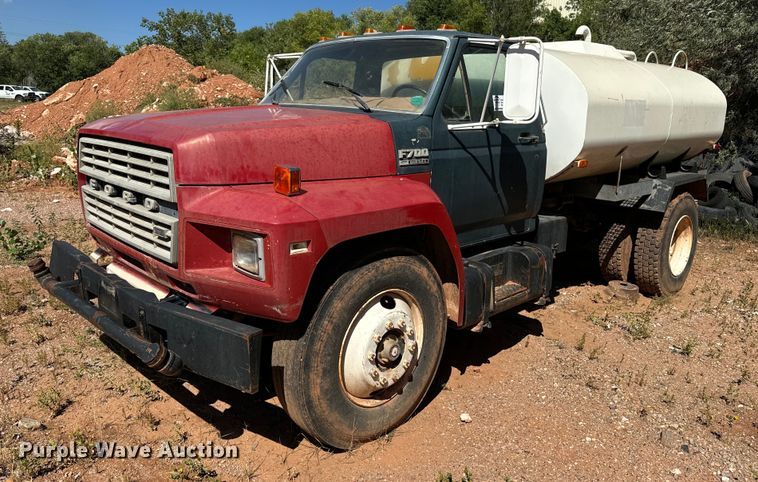 image for item EE7672 1992 Ford F700 water truck