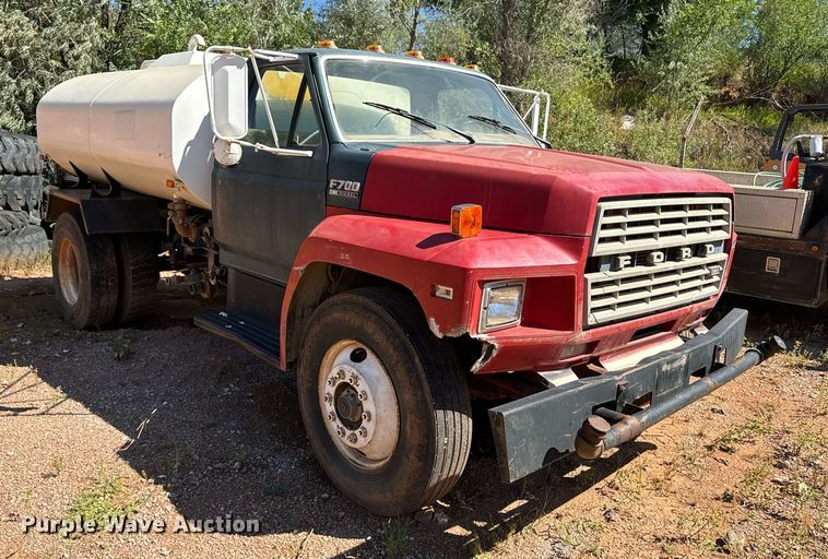 image for item EE7672 1992 Ford F700 water truck