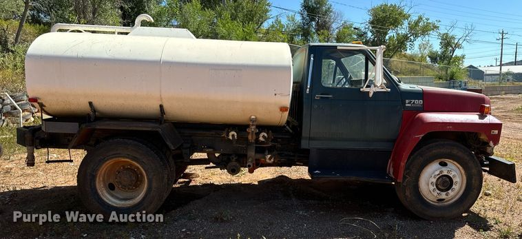 image for item EE7672 1992 Ford F700 water truck