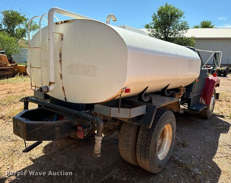 image for item EE7672 1992 Ford F700 water truck