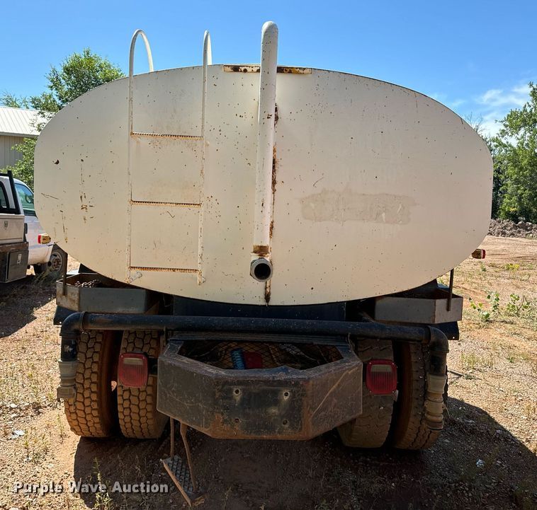 image for item EE7672 1992 Ford F700 water truck