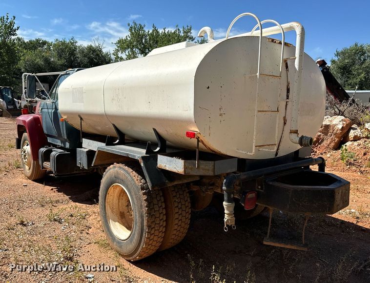 image for item EE7672 1992 Ford F700 water truck