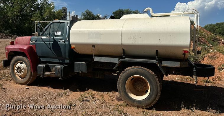 image for item EE7672 1992 Ford F700 water truck