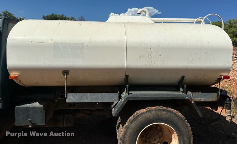 image for item EE7672 1992 Ford F700 water truck