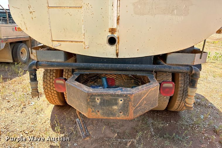 image for item EE7672 1992 Ford F700 water truck