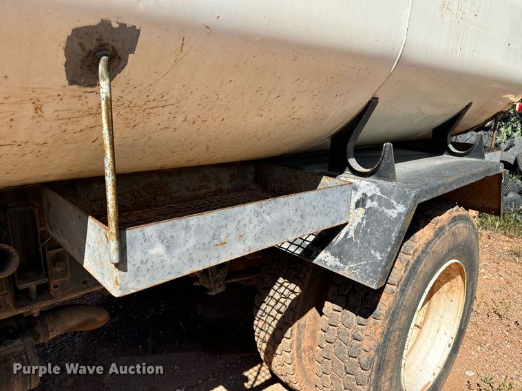 image for item EE7672 1992 Ford F700 water truck