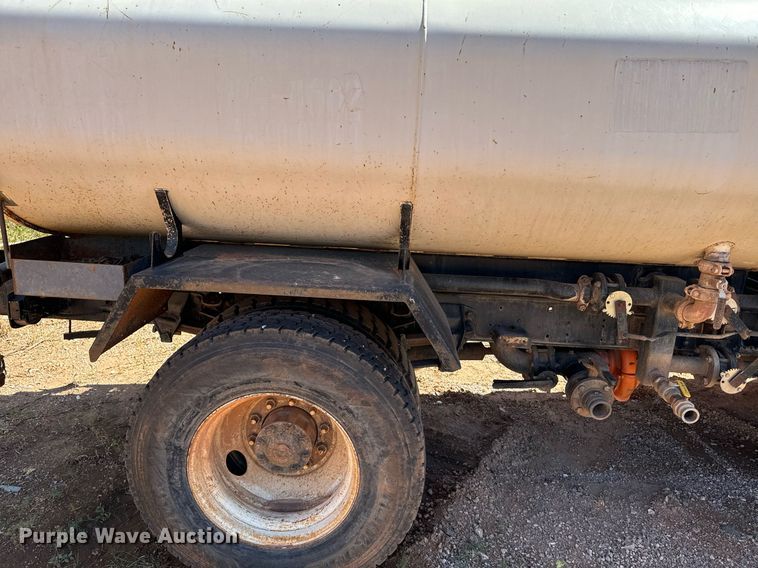 image for item EE7672 1992 Ford F700 water truck