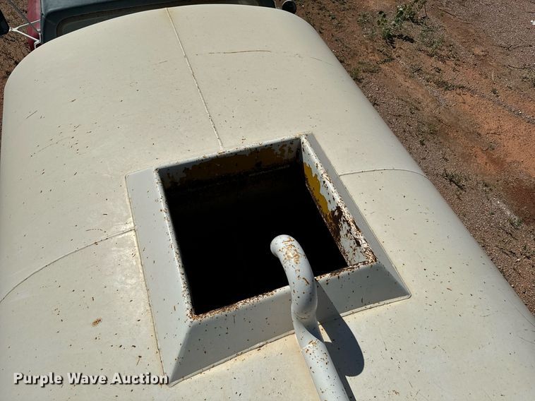 image for item EE7672 1992 Ford F700 water truck